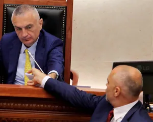 Lajm i fundit: Rama dhe Meta po hanë peshk të marinuar tek Pazari i Ri