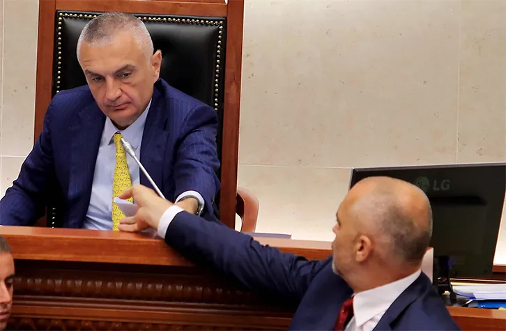 A do të shkojë deri aty papërgjegjshmëria e ambasadorëve Lu dhe Vlahutin sa të çertifikojnë një regjim të ri pa opozitë?