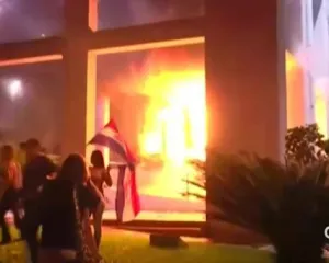 Protestuesit në  Paraguaj i vënë flakën godinës së parlamentit