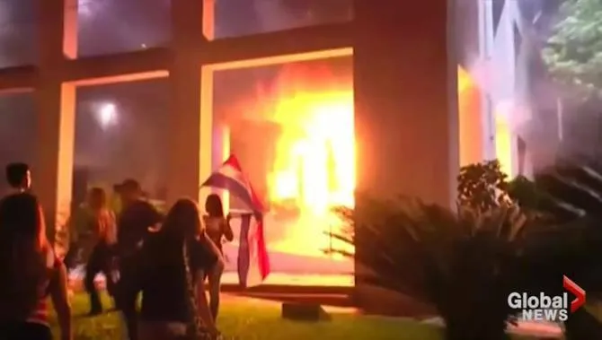 Protestuesit në  Paraguaj i vënë flakën godinës së parlamentit