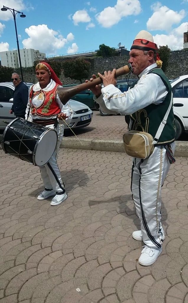 Historia dramatike, burrë e grua luajnë muzikë me Daulle e cyle për mbijetesë