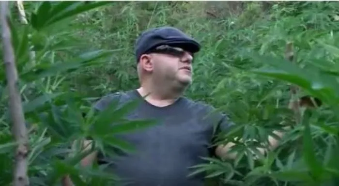 A ka gazetari Artan Hoxha   një rebus me drogë për publikun?