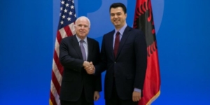 John McCain shkruan për bojkotin e opozitës shqiptare në Washington Post …