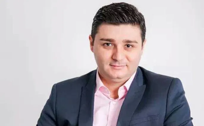 Kryeministri  replikon me Kupin për festën e 1 Prillit!