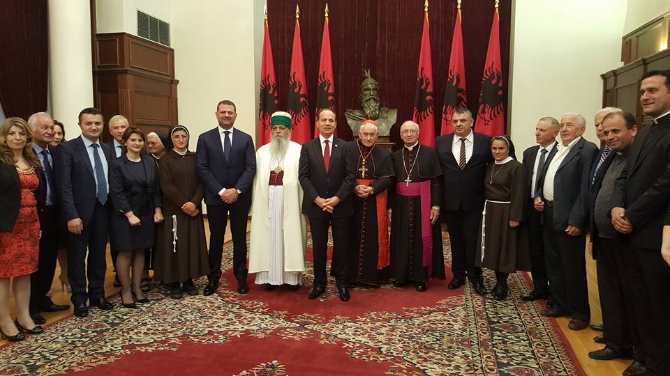 Kardinal Ernes Simoni – TROSHANI (Nderi i KOMBIT) Sakrificë e jashtëzakonshme për fe e atdhe… dekorohet nga Presidenti