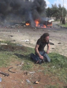 Videografi sirian Abd Alkader Habak ndalet se nuk mund të vazhdojë dot më Ishte duke filmuar trupat e djegura të 70 vetëve nga të cilët 39 femijë, të gjithë civilë që po shpërnguleshin nga shtëpitë e tyre kur u vranë sot nga një terrorist që hodhi veten në erë.