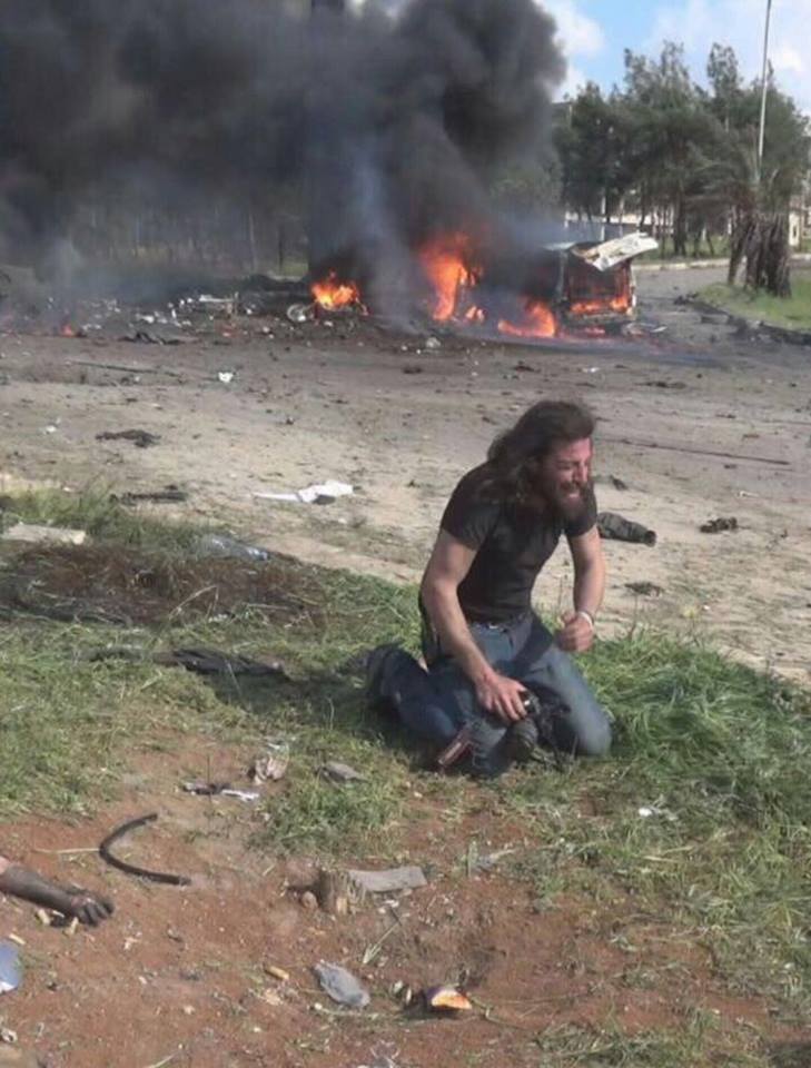 Videografi sirian Abd Alkader Habak ndalet se nuk mund të vazhdojë dot më Ishte duke filmuar trupat e djegura të 70 vetëve nga të cilët 39 femijë, të gjithë civilë që po shpërnguleshin nga shtëpitë e tyre kur u vranë sot nga një terrorist që hodhi veten në erë.