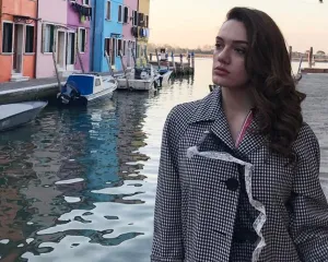Klaudia Pepa ka nje  veshje stil