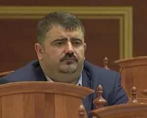“Kaubojsi” në Kuvend: Kërkoj të mbahet një mut heshtje….(Video)