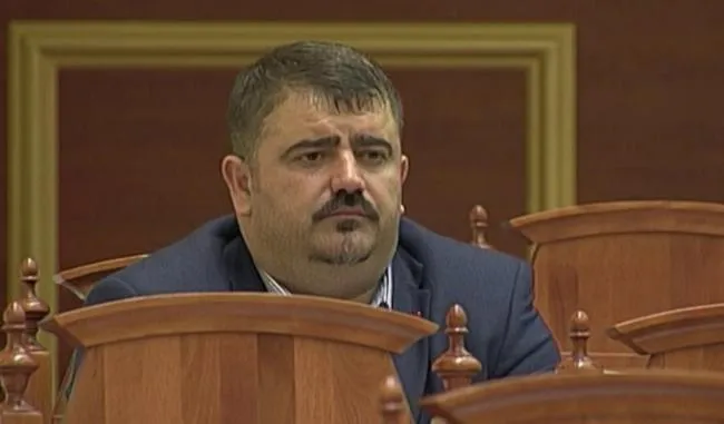 “Kaubojsi” në Kuvend: Kërkoj të mbahet një mut heshtje….(Video)