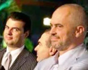 PËRSE DUHEJ GJITHË KJO VONESË?!