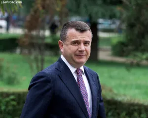 Taulant Balla “thumbon” Çim Pekën