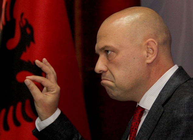 Ylli Manjani:       Fati  i Zi  i një  punonjësi Dogane!