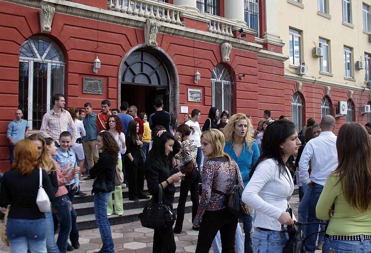 Manjani : 80 000 të diplomuar  në universitet tona presin një punë