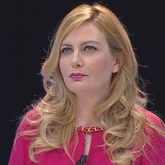 Mesila Doda: Mos beni me zgjedhje, festoni me nje cigare hashash!