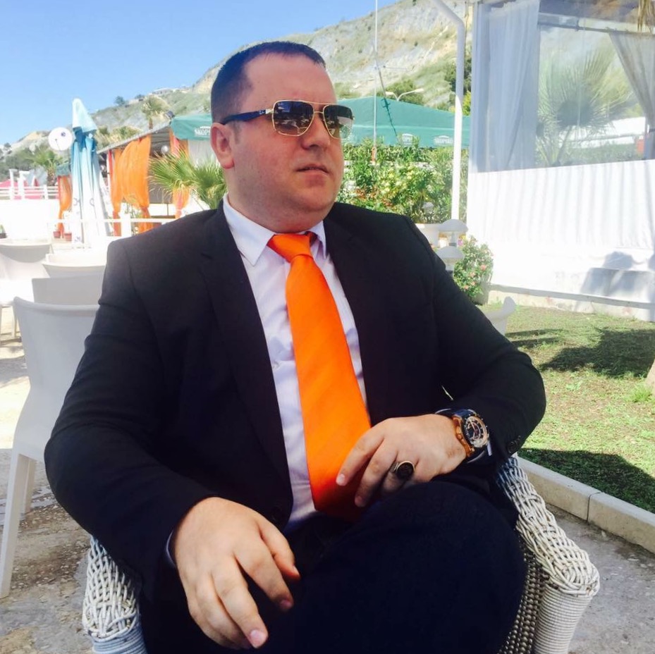 Zyrtari amerikan i mori me shpulla dy liderët, ndërsa populli të shijojë përdhunimin deri në një moment te dytë…!