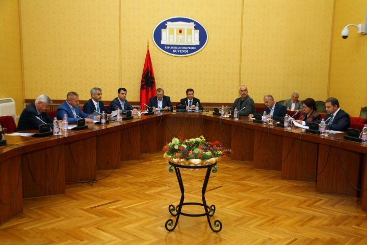 Nje foto qe tregon se politika eshte k*rve