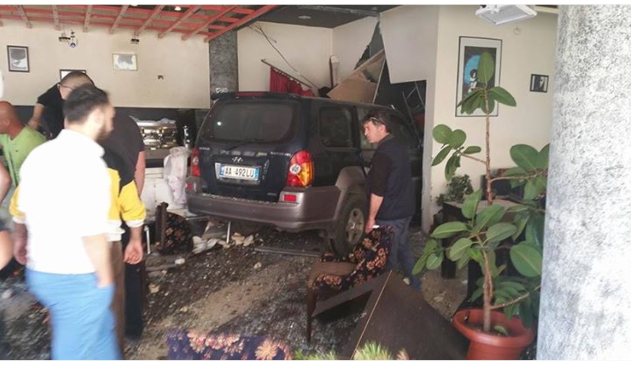 Aksident ne Durres, makina hyn brenda nderteses