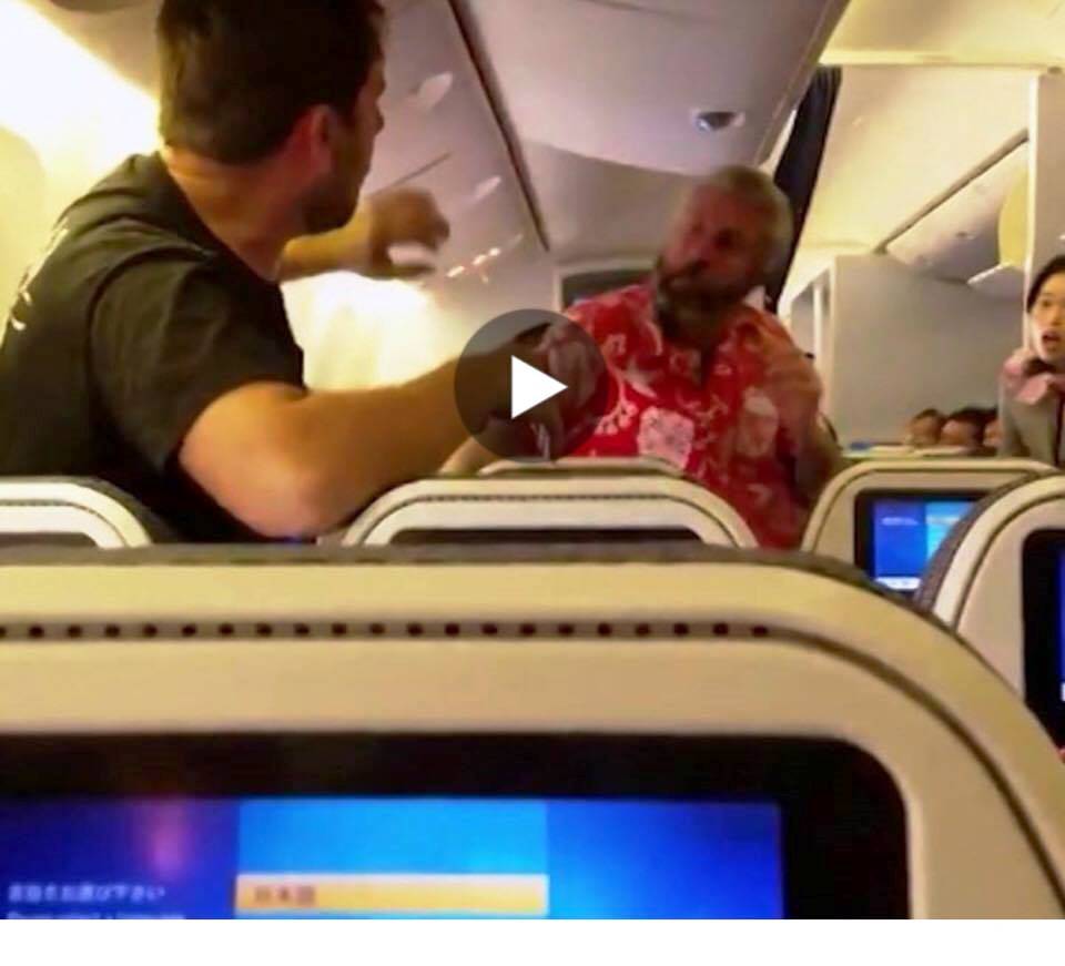 Video/Dy pasagjerë të një linje ajrore zihen me grushta  brenda në avion….