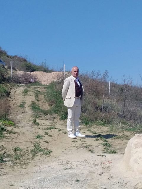 Bleta punëtore dhe laraska vjedhacake që hiqet si shqipe alpesh