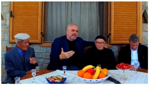Komentuesi: Po i hipnotizon njerëzit, ua bën mendjen p*rdhë. Reagon Rama