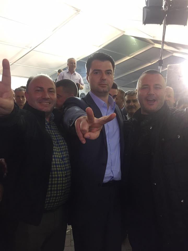Basha drejt e në çadër , pozon i lumtur ‘Çadra e lirisë’ vazhdon misionin e saj