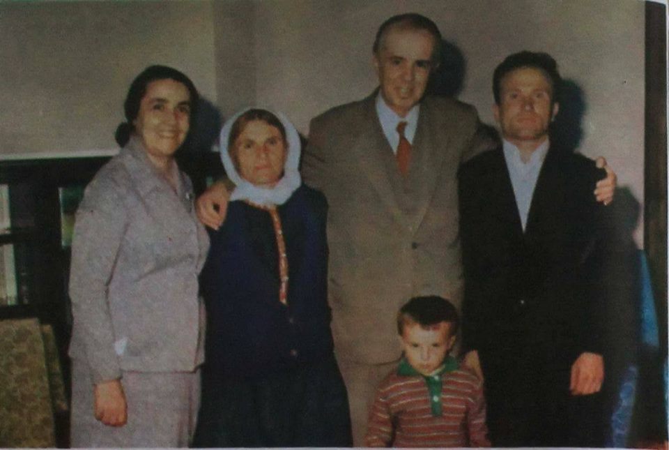 Henri Çili një foto me Enver Hoxhën