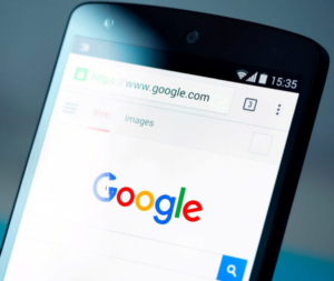 Google vë në shënjestër “fake news”