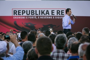 Dëshmia : “Është hedhur pluhur në distancë 4 metra larg podiumit nga ana e Kryeministrisë në drejtim të Kontrollit të Lartë të Shteti”.
