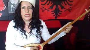 Linda Morina i bën këngë Presidentit Ilir Meta