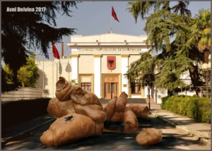 Grafikë me një thënje të artistit të madh Paul McCarthy : E bëra këtë skulpturë me kakën më të madhe në botë, sepse shoqëria e sotme tenton ti fshehi gjërat që nuk i shkojnë për shtat !