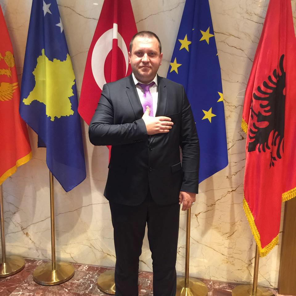 Lavdi çdo pike gjaku te derdhur per atdhe! Politikanet e tranzicionet ia thane damaret Shqiperise