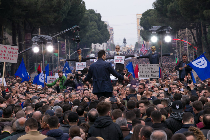 Ariun dhe Shumicën e vret pesha e vet…