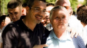 Tahiri takohet me shoferen e parë shqiptare, kërkon qeveri me një timon