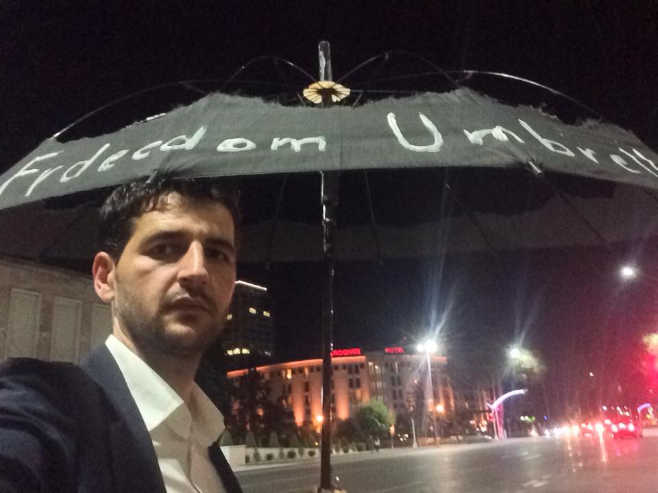 Aktivisti i njohur i shoqërisë civile Zirkon Disha nuk ka nguruar të tallet sot me Qeverinë Teknike /Video