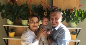Urimi per festen e femijeve:  Monika dhe Iliri me një bebe