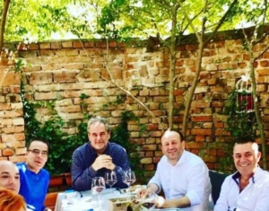 “U shanë e u grinë”, Çili dhe Zheji pajtohen me vere te kuqe