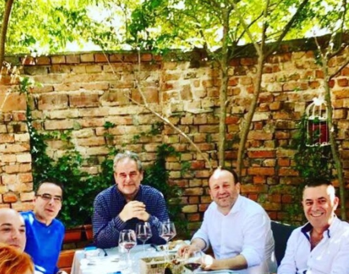 “U shanë e u grinë”, Çili dhe Zheji pajtohen me vere te kuqe