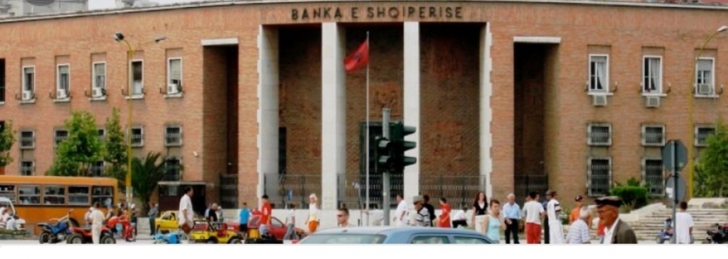 Bankat dëmtuan klientët me kontrata të paligjshme