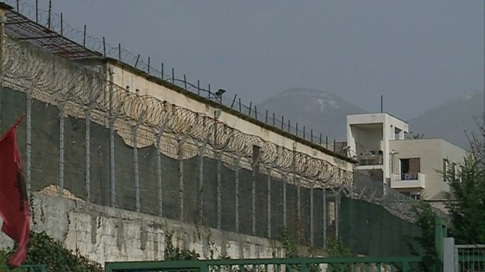 SKANDAL/ Në burgje të fortët privatizojnë qelitë, çmimet abuzive, mungon uji, rrobat, ushqim i pa konsumueshëm