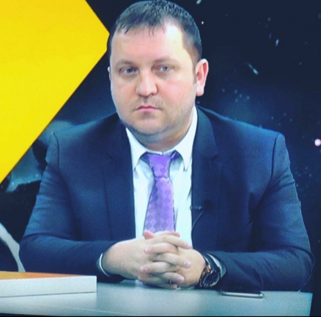 Ditën e votimit, tek kutia: Një kryq të madh për ata!  Paqe!