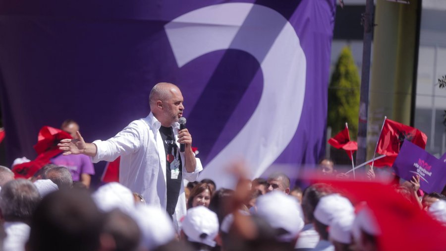 Rama ne  Paskuqan: U çmendëm! Nuk na ndahet Sudja me kollare dhe pantallona doku