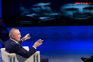 Meta: Në mos kini armë gjeni, ia rrëmbeni atij qeni!