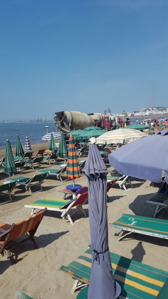 Tani ne plazhin e  Durrësit betoni i Vangjush  Dakos