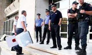 Sulmon policin në qendrën e votimit, arrestohet 49 vjecari