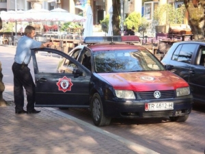 I bllokoi gomën gabim qytetarit, polici bashkiak dënohet me burg