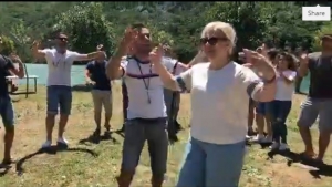 Ish ministrja e arsimit Lindita Nikolla kërcen “o moj lulja e Kurbini”…