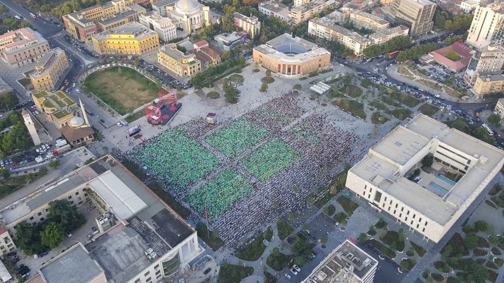 Foto : Alket Islami /Redaksia e “Publik.live” ju uron gëzuar  Fiter Bajramin!