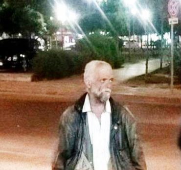 Policia Bashkiake i merr plaçkat, endacaku “çmendet” dhe thyen xhamat e makinave