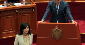 Pal Shkambi i komisionit të vettingut replikon me Jozefina Topallin